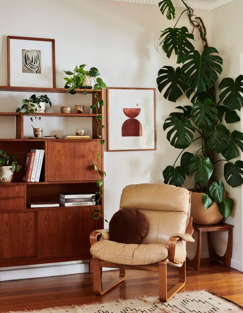 Retro Mcm Living Room, Mid Century Therapy Office, Retro Japandi Aesthetic, Cosy Retro Living Room, Loft Apartment Inspiration, Mid Century Modern Living Room With Plants, Lounge Room Art, Mid Century Retro Living Room, Retro Lounge Room