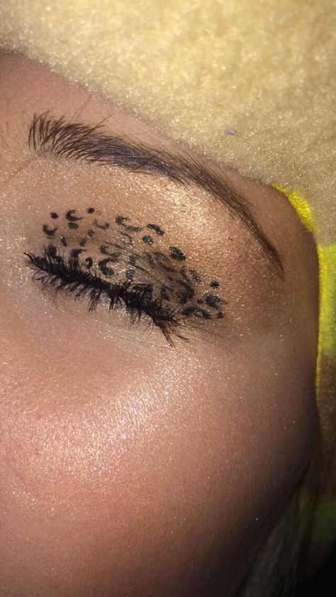 Cheetah/leopard print eye makeup Makeup For Cheetah Print Outfit, Leopard Print Eye Makeup, Leopard Print Eyeshadow, Cheetah Print Eyeshadow, Leopard Eye Makeup, Cheetah Halloween, Leopard Print Makeup, 2000s Makeup Looks, Cheetah Makeup