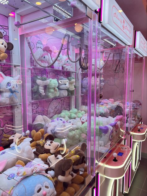 Japan Arcade Aesthetic, Arcade Claw Machine Aesthetic, Claw Machine Arcade, Arcade Machine Aesthetic, Arcade Date Aesthetic, Claw Machine Aesthetic, Cute Claw Machine, Arcade Claw Machine, Aesthetic Arcade