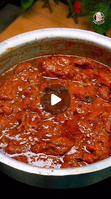 Chicken Hyderabadi, Bhuna Gosht Recipe, Pickle Mango Recipe, Green Chilli Sauce, Gosht Recipe, Red Curry Chicken, Red Chicken, Moms Cooking, Chicken Masala