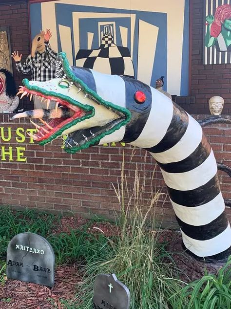 How To Make Beetlejuice Sandworm, Diy Sandworm Beetlejuice Outdoor, Beetle Juice Yard Decorations, Hollowed Decorations Ideas, Hollowed Decorations, Diy Sandworm Beetlejuice, Beetlejuice Outdoor Decorations, Beetle Juice Halloween Decorations, Beetle Juice Sandworm