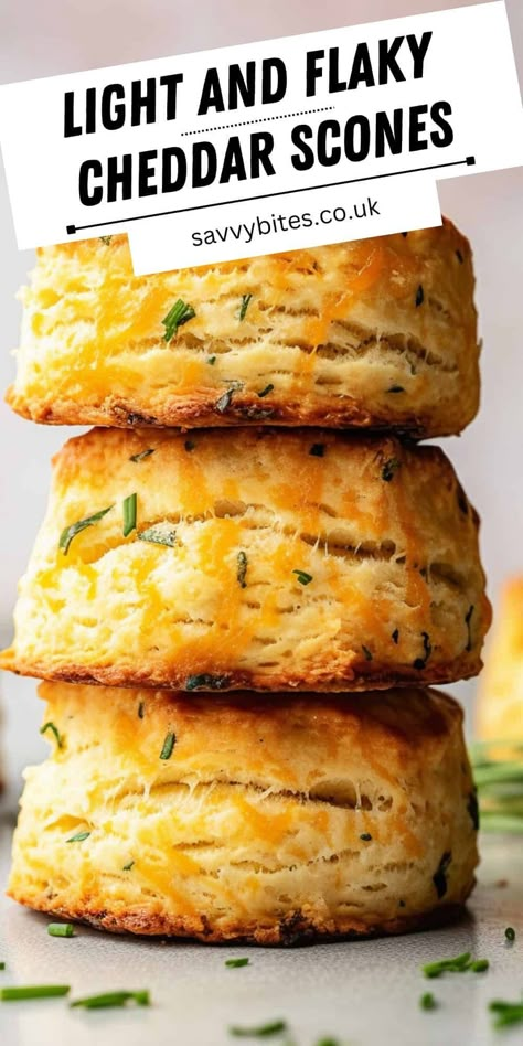 Scones Recipe Uk, Savory Scones Recipe, Easy Scones, Cheddar Scones, Cheese Scone Recipes, Scones Recipe Easy, Homemade Scones, Scones Easy, Afternoon Tea Recipes