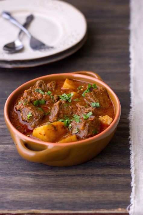 Aloo Gosht – Mutton With Potatoes Aloo Gosht, Indian Night, Pakistani Dishes, Goat Recipes, Mutton Recipes, Lamb Dishes, Curry Dishes, Pakistani Food, Desi Food