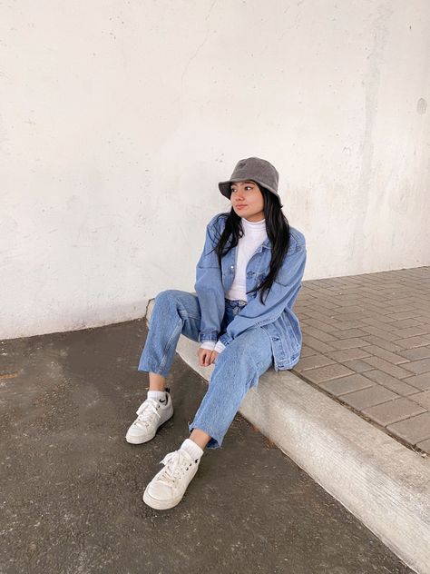 Double denim outfit! Bucket hat, aesthetic outfit, street style, fall outift Grey Bucket Hat Outfit, Bucket Hat Outfit Hijab, Denim Bucket Hat Outfit, Hat Aesthetic Outfit, Bucket Hat Aesthetic, Double Denim Outfit, Bucket Hat Winter, Bucket Hat Outfit, Parisienne Style