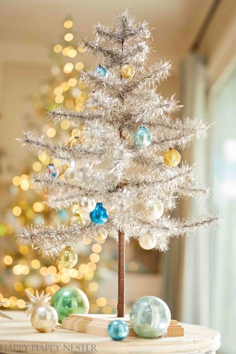 Christmas Tree On A Table, Vintage Christmas Decorations Diy, Silver Tinsel Christmas Tree, Silver Tinsel Tree, Fashion Christmas Tree, Amazing Christmas Trees, Tinsel Christmas, Tinsel Christmas Tree, Vintage Christmas Crafts