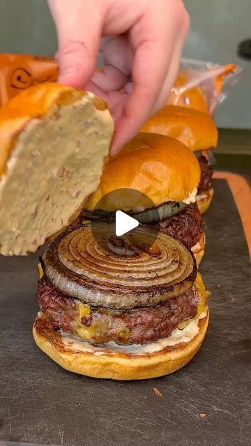 Restaurant Style Burgers, Mushroom Burgers Recipes, Burger Ideas Restaurant, Juicy Burgers On The Stove, Smashburgers Recipe, Burger Topping Ideas, Burgers On Grill, Chorizo Burgers, Giant Burger