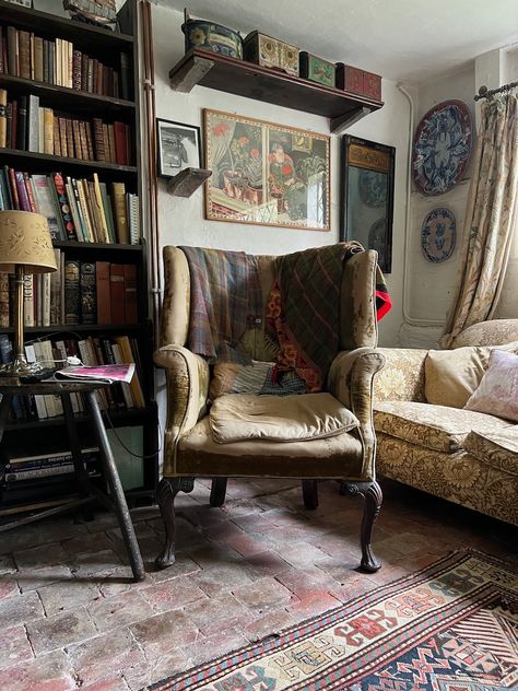 Vintage British Interior Design, English Cottage Reading Room, English Tudor Living Room, English Country Grandmother Aesthetic, Old Country Living Room, Antique House Decor Interior Design, Old English Homes Interior, British Bedroom Ideas, English Homes Interiors