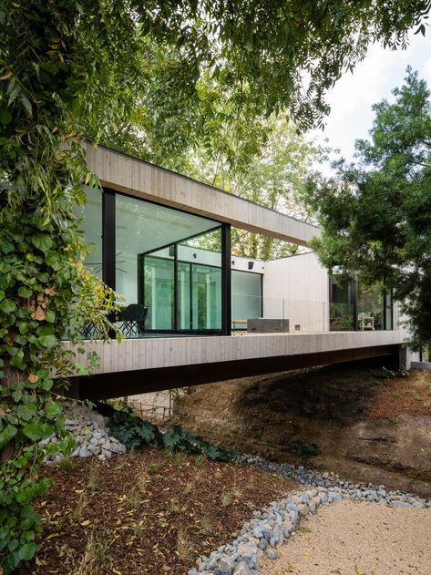 Bridge House Runs Over a Natural Stream in Los Angeles - Design Milk Kindergarten Architecture, Bridge House, Arch House, Plans Architecture, Modern Architects, Glass Walls, House Modern, Architecture Design Concept, Bright Homes