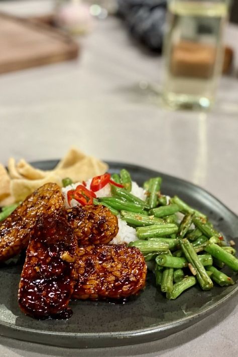 Koken met Hugo! Sticky tempeh met rijst | RTL Nieuws Vegan Challenge, Prepped Lunches, Pureed Food Recipes, Tempeh, Couscous, Rice Recipes, Soul Food, Asian Recipes, Food Inspiration