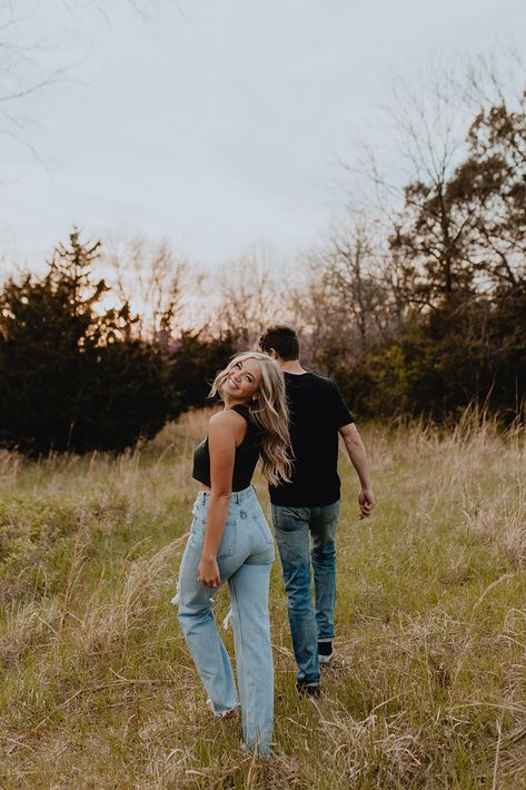 Fall Inspo Pictures Couples, 1 Year Couple Photoshoot, Couples Pic Poses, Engagement Photos Picking Her Up, Call Couples Photos, Engagement Photos Running, Couples Photoshoot Inspiration, Tall Grass Photoshoot Couple, Couple Poses In Field