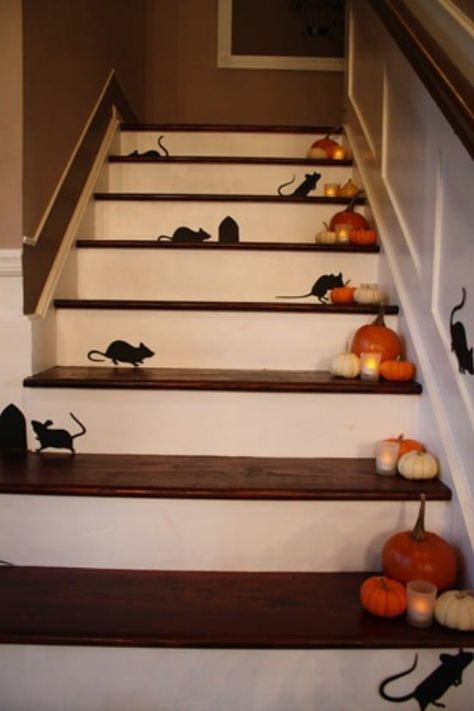 40 Easy to Make DIY Halloween Decor Ideas - Halloween is a great time for decorating. Many people spend days, not to mention a small fortune, making their homes look scary and fun. The truth is that you don’t really have to spend a fortune on Halloween decor. Staircase Decor Ideas, Diy Halloween Dekoration, Dekorasi Halloween, Halloween Party Decor Diy, Easy Diy Halloween Decorations, Casa Halloween, Halloween Decor Ideas, Thrifty Decor Chick, Homemade Halloween Decorations