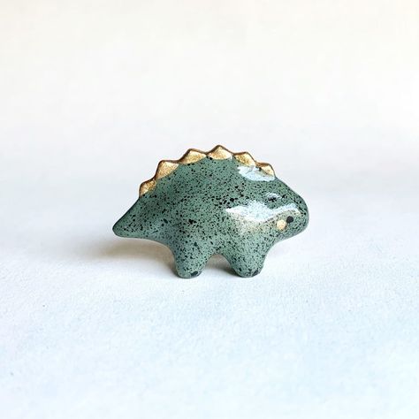 Clay Dinasours, Dinosaur Clay Ideas, Dino Polymer Clay, Dino Pottery, Dino Ceramic, Dinosaur Ceramics, Clay Dino, Dino Crafts, Clay Dinosaur