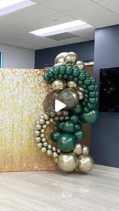 Balloons Stand Decorations, Balloon Garland On Brick Wall, 50 Birthday Balloon Ideas, Gold Backdrop Ideas, Ballon Arch Back Drop, Baloon Decorations For Birthday, Balloon Pricing, Balloon Backdrop Ideas, Balloon Arch Ideas