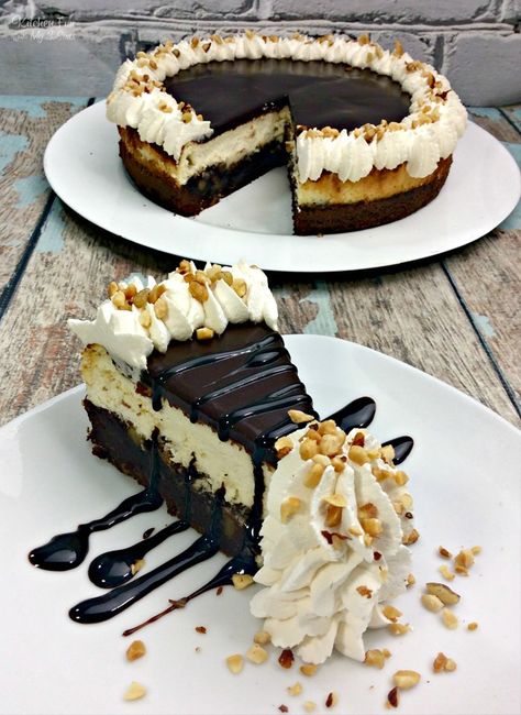 Brownie Sundae Cheesecake is a yummy dessert mashup with a layer of brownie and a layer of cheesecake. Top it off with chocolate ganache and homemade whipped cream. Cheesecake Recipes | Brownie Recipes | Dessert Recipes #food #yummy #food #recipe #cheesecake #brownies Hot Fudge Brownie Cheesecake, Brownies Caramel, Cheesecake Ingredients, Hot Fudge Sundae, Recipe Cheesecake, Fudge Sundae, Cheesecake Mix, Brownie Sundae, Brownie Cheesecake