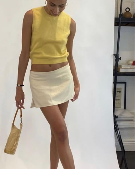 Yellow for summer Summer Outfit Vacation, Yellow T Shirt Outfit, Yellow Summer Outfits, Yellow Aesthetic Outfit, Yellow Summer Outfit, Everyday Outfits Summer, Yellow Outfits, Parisienne Style, Hot Summer Outfits