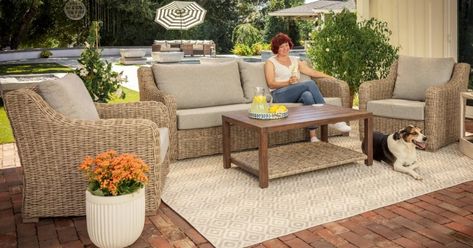 How to Fix Faded Aluminum Patio Furniture Using Just ONE Common Household Item Wicker Sectional Patio Furniture, Patio Lounge Furniture, Sunroom Furniture, Farmhouse Patio, Sofa Gray, Rustic Patio, Club Lounge, Aluminum Patio Furniture, Outdoor Club