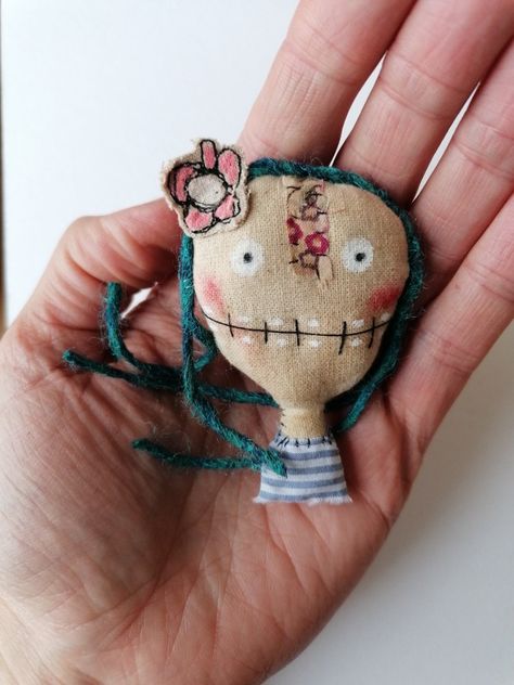 Stained Fabric, Sewn Projects, Fabric Art Doll, Doll Making Patterns, Zombie Dolls, Doll Brooch, Doll Plushies, Cloth Dolls Handmade, Felt Ideas