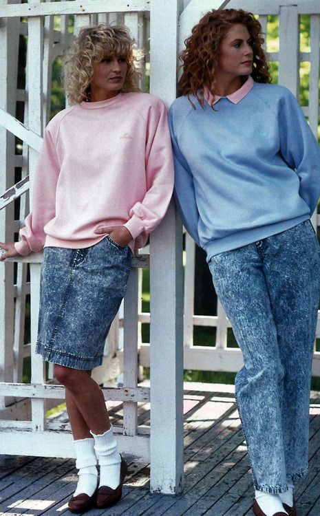 Christopher Salmon: Women's Casual Day wear 80s: The light pastel colored sweaters and acid wash denim embody the casual trends of the 80s. This particular picture represents the slightly more controlled and almost business like casual wear. Big curly hair and cropped pants showing white socks is also an 80s trend. Casual 80s Outfits, Style Année 80, 80s Trends, 1980s Fashion Trends, Look 80s, Boyfriend Look, 80s Fashion Trends, Outfit Essentials, 80’s Fashion