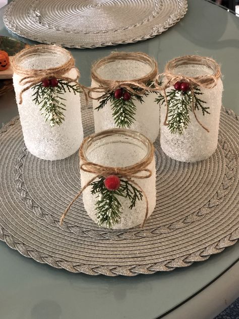 Recycled Jar Crafts, Small Glass Jar Crafts, Holiday Luminaries, Oui Jars, Mason Jar Craft Ideas, Diy Jul, Diy Christmas Village, Christmas Centerpieces Diy, Easy Christmas Decorations