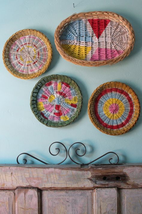 Painted basket art My friend Jek has a sweet and simple DIY wall art for you!  You could totally do these with wicker paper plate caddies from the dollar store! Painted Baskets Ideas Easy Diy, Tokri Decor Diy, Painting Baskets Ideas, Tokri Decor, Basket Painting Ideas, Painted Baskets Ideas, Diy Painted Baskets, Painting Baskets, Basket Makeover