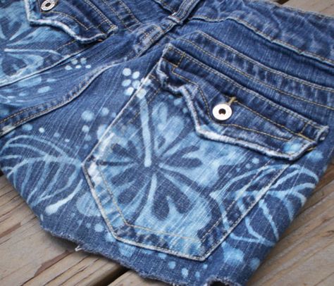 Bleach Denim Design, Aesthetic Bleached Jeans, Paint Shorts Idea, Bleach Flower Jeans, Jean Shorts With Designs, Painted Shorts Aesthetic, Jean Short Painting Ideas, How To Bleach Denim, Shorts Painting Ideas