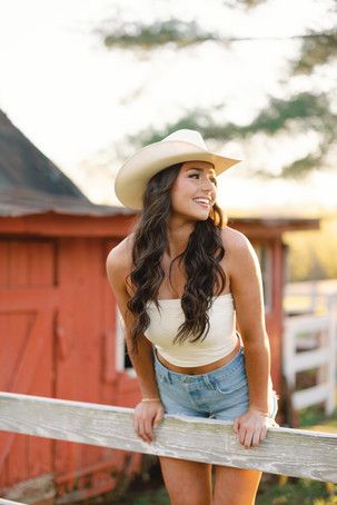 Western Senior Portraits, Single Girl Photoshoots, Country Girl Senior Session, Country Girl Senior Portraits, Western Photo Shoot Ideas, Senior Picture Ideas Girly, Pasture Photoshoot, Western Photoshoot Ideas Cowgirl, Senior Picture Ideas Country