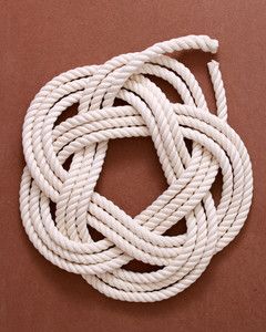 saillor's knot wreath Sailor Knots Diy, Nautical Rope Wreath Diy, Rope Weaving Patterns, Nautical Rope Crafts, Nautical Rope Wreath, Rope Wreath Diy, Sailor Knot Bracelet, Rope Wreath, Sailor Bracelet