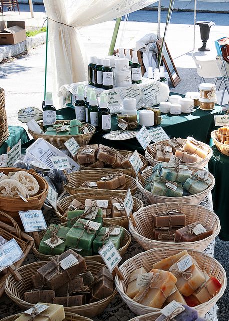 Display idea............Marie's Soap {Photo: Carrie Hill Photography} Soap Booth, Lilin Aroma, Black Willow, Farmers Market Display, Savon Diy, Săpunuri Handmade, Soap Display, Craft Fair Displays, Soap Labels