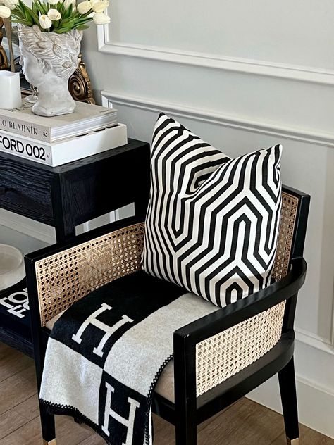 White Home Ideas, Broadmoor House, Black White Bedrooms, Black And White Home, Black Rooms, Living Room Decor Inspiration, Print Pillow, Pillow Room, White Home