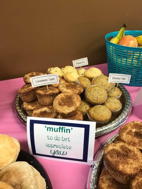 Teacher appreciation muffin sign Teacher Appreciation Muffins, Vet Tech Appreciation Week Ideas, Rad Tech Week Ideas, Vet Tech Week Gift Ideas, Teacher Appreciation Breakfast, Muffin Ideas, Cinnamon Swirl Muffins, Staff Ideas, Rad Tech Week