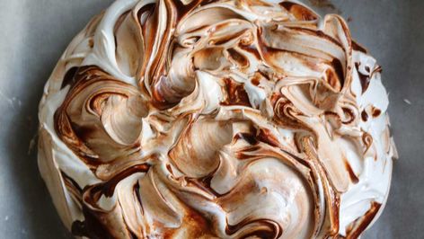 The beautifully presented mocha pavlova is a unique dessert that brings a burst of European influence and d... Christmas Pavlova, Chocolate Pavlova, Pavlova Dessert, Pavlova Recipe, Pretty Dessert, Unique Desserts, Air Fryer Dinner Recipes, Recipe Chicken, Chocolate Decorations