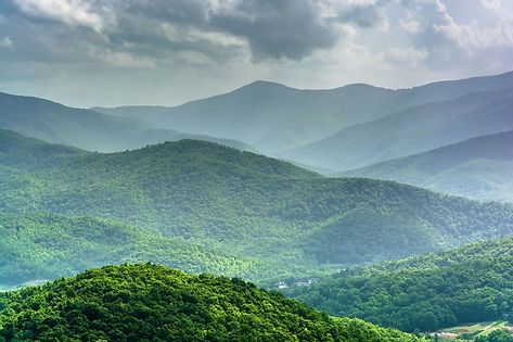 Appalachian Mountains - WorldAtlas Appalation Mountains, Appalachian Mountain Tattoo, Appalachian Mountains Aesthetic, Appalachian Mountains Map, Sky With Mountains, Appalachia Mountains, Appalachian Mountains North Carolina, Roanoke Star, Shenandoah Mountains