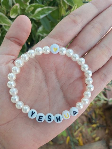 Beaded Bracelets Jesus, Godly Bracelets, Christian Bracelet Ideas, Girly Bracelets, Christian Accessories, Diy Bracelets With String, Christian Bracelets, Bead Charms Diy, Diy Bracelets Patterns