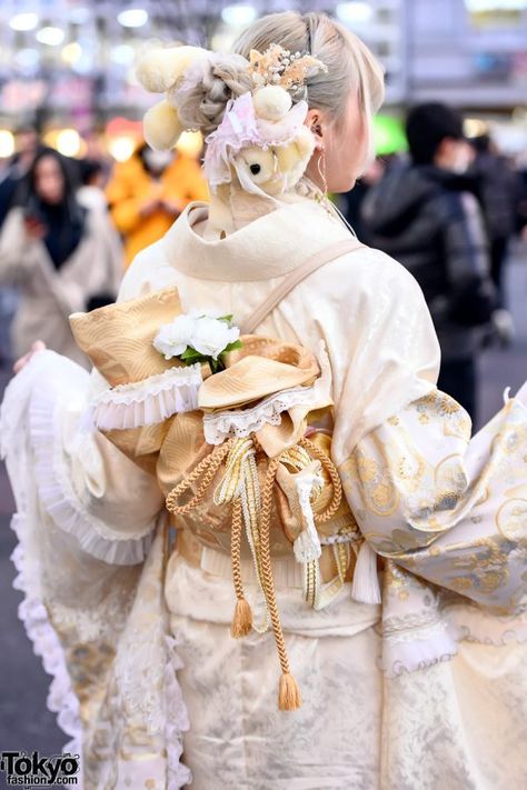 Handmade Japanese Kimono on the Street in Tokyo For Coming of Age Day Modern Kimono Fashion, Streetwear Tokyo, Otome Fashion, Coming Of Age Day, Mode Harajuku, Furisode Kimono, Traditional Asian Dress, Japanese Traditional Clothing, Harajuku Japan