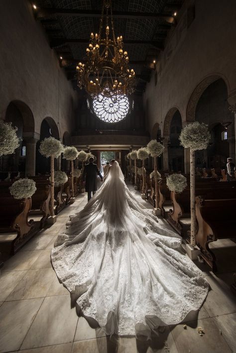 The Bride Styled Her Wedding Dress With a 26-Foot-Long Veil Michael Cinco Gowns, Million Dollar Wedding, Stunning Wedding Photos, Dorothy Dandridge, Michael Cinco, Celebrity Wedding Dresses, Estilo Real, Long Veil, Million Dollar