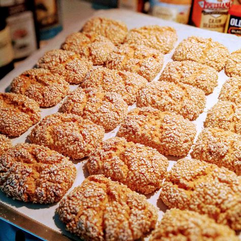 After trying my hand at countless sesame cookie recipes, my Italian girlfriend shared her Aunt Anne's recipe and I knew my search had ended! Basically an anise flavored butter cookie covered in sesame seeds. The smell when removing them from the oven is wonderful! Italian Bake, Anisette Cookies, Italian Easter Cookies, Butterball Cookies, Cranberry Pistachio Biscotti, Persian Desserts, Italian Almond Cookies, Seed Cookies, Sesame Cookies