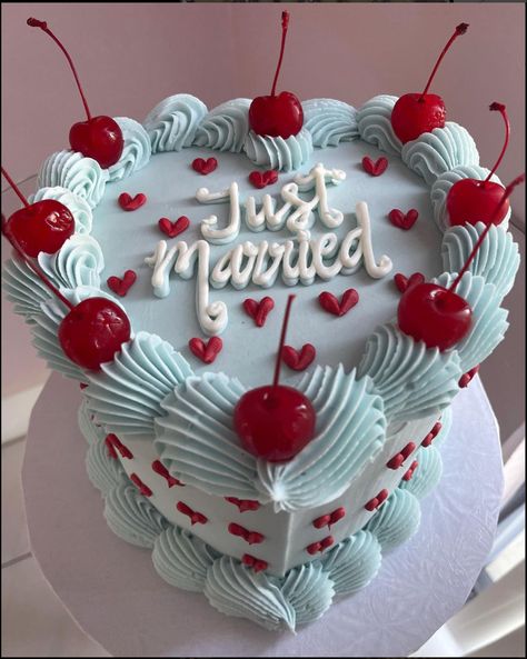 Vintage Wedding Heart Cake, Heart Shaped Cake Designs, Vintage Valentine Wedding Theme, Valentines Day Wedding Ideas Receptions, Heart Theme Wedding, Sweetheart Wedding Cake, Kitsch Wedding Cake, Vintage Heart Wedding Cake, Retro Cake Ideas