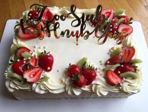 Tres Leches Sheet Cake Decoration, Fruit Sheet Cake Decoration, Strawberry And Kiwi Cake, Tres Leches Cake Design Ideas, Tres Leches Decorated Cake, Decorated Tres Leches Cake, Strawberry Cake Square, Tres Leches Sheet Cake, Tres Leches Cake Decoration