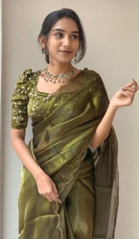 Double Border Blouse Design, Jimichu Saree Blouse Designs, Border Saree Blouse Designs, Blouse Designs For Silk Sarees, Saree Types, Soft Saree, Green Blouse Designs, Saree Blouse Styles, Simple Saree Designs