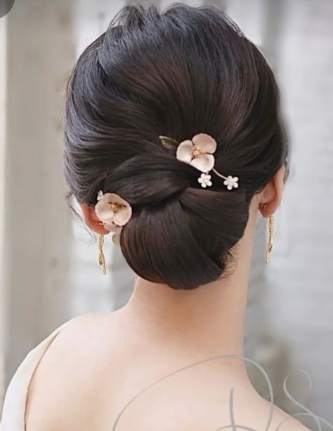 Japanese Wedding Hair, Chinese Wedding Hairstyles, Chinese Updo, Modern Chinese Wedding, Asian Bridal Hair, Galaxy Stuff, Japan Wedding, Traditional Chinese Wedding, Japanese Wedding