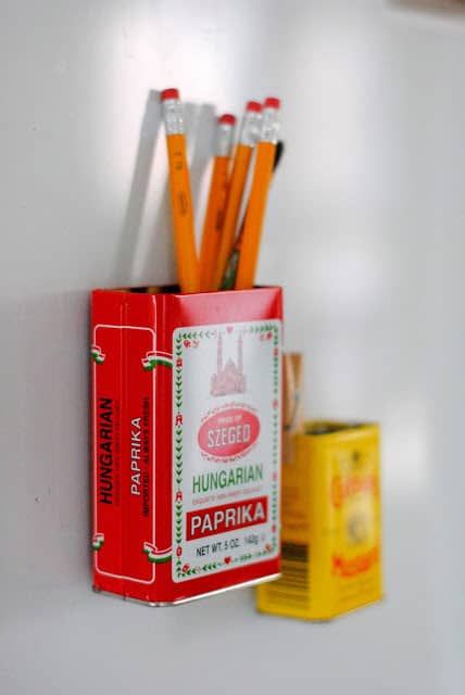 Wall Storage Diy, Kitchen Crafts Diy, Refrigerator Ideas, Vintage Tea Tins, Kitchen Wall Storage, Diy Magnets, Magnetic Storage, Lata Vintage, Aluminum Cans