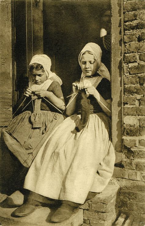 Postcard of Dutch girls knitting published by Utig F. B. den Boer, Middelburg, Holland, 1909. Vintage Photos Of People, Vintage Foto's, Knitting Humor, Photos Of People, Dutch Girl, Knit Art, Tableau Art, Knitted Wit, Knitting Girls