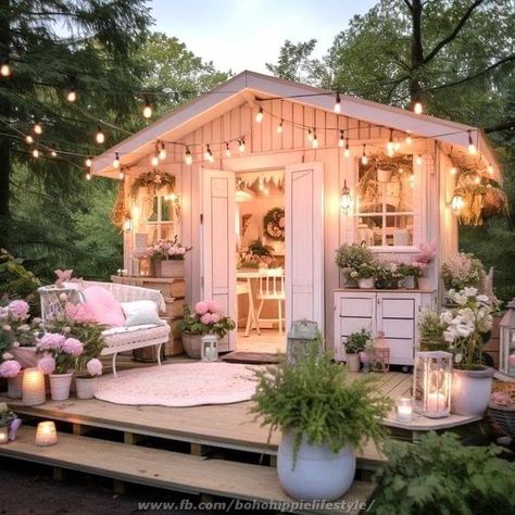 Small She Shed, She Shed Interior Ideas, She Shed Decorating Ideas, She Shed Interior, Old School Bus, Shed Interior, Craft Shed, Backyard Cottage, Backyard Sheds