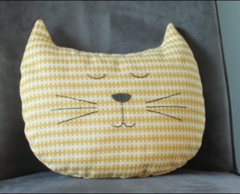 Cat and kitten craft ideas for kids and adults. Cat craft ideas using fabric, paper, socks and yarn. Halloween ideas Cat Crafts To Sell, Cat Crafts For Adults, Cat Craft Ideas, Cute Cat Crafts, Kitten Craft, Cat Crafts For Kids, Halloween Cat Crafts, Yarn Halloween, Diy Womens Clothes