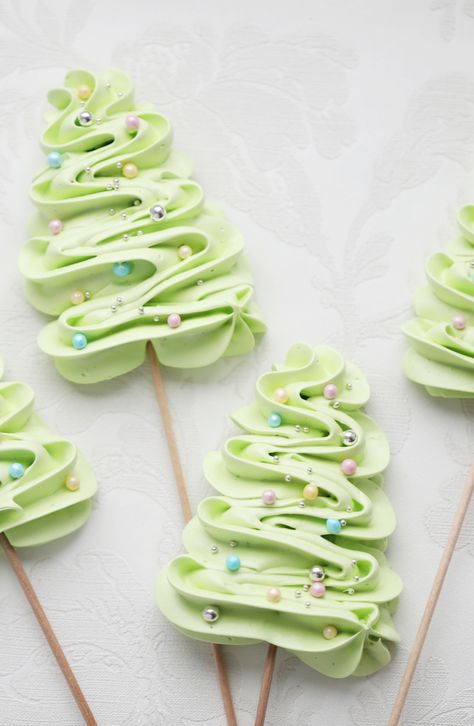 It can be tricky to find dairy free Christmas cookies. These meringue Christmas trees are the cutest things ever and they are quite delicious! Natal, Meringue Christmas Tree Pretzels, Meringue Pops Christmas, Merengue Christmas Tree, Meringue Trees Christmas, Christmas Tree Meringue Cookies, Christmas Meringue Cookies On A Stick, Christmas Meringue Pops, Christmas Merengue