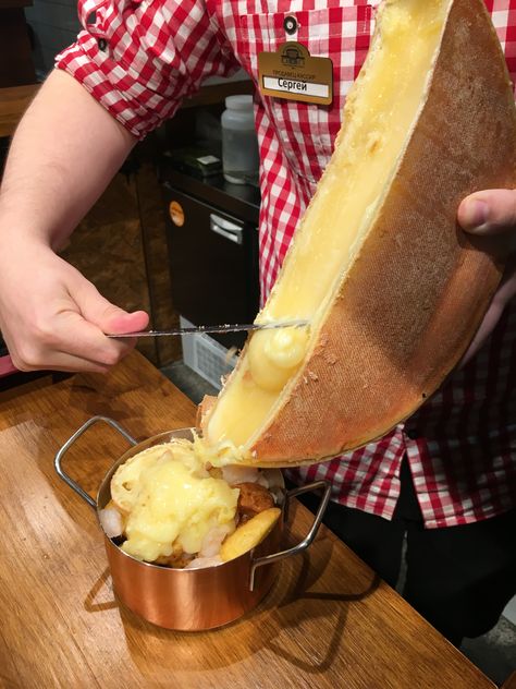 Cheese Raclette, Cheese Block, Raclette Cheese, Cheese Making Recipes, Alpine Chalet, Cheese Making, Chalet Style, Chocolate Cheese, How To Make Cheese