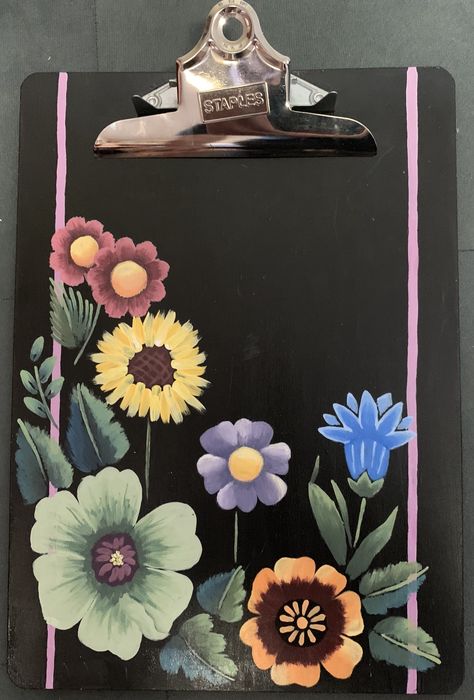 Painting On Exam Pad, Painting On Clipboards, Clip Board Decorating Paint, Exam Pad Painting Ideas, Cute Clipboard Designs, Exam Pad Decoration Ideas, Clipboard Painting Ideas Aesthetic, Painted Clipboard Ideas, Sorority Clipboard Ideas