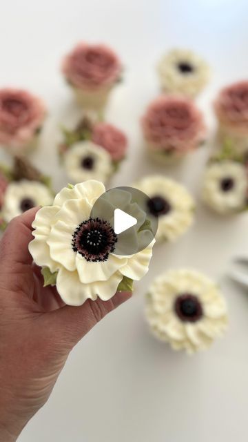 Fall Cupcake Flower Bouquet, Poppy Flower Cupcakes, Fall Flower Cupcakes Ideas, Flower Design Cupcakes, Piped Flower Cupcakes, Chocolate Flower Cupcakes, Flower Cupcakes Wedding, Wild Flower Cupcakes, Flower Cupcakes Tutorial