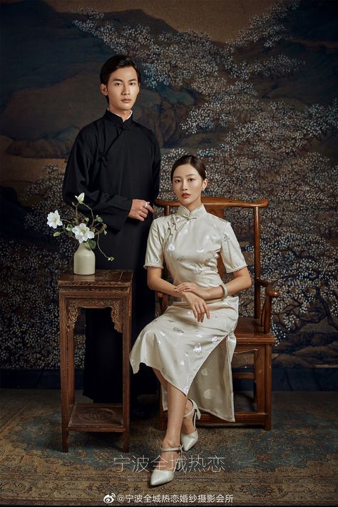 Chinese Family Photoshoot, Chinese Prewedding Photoshoot, Chinese Family Photography, Chinese Photoshoot Ideas, Chinese Couple Photoshoot, Sangjit Photoshoot, Chinese Wedding Photoshoot, Chinese Prewedding, Old Shanghai Style