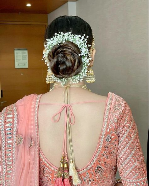 Messy Bun With Gajra, Mother Hairstyles For Wedding Indian, Hairstyle For Mom Of Bride Indian, Gajra Hairstyles Buns, Messy Bun With Flowers, Messy Bun Hairstyles Indian Saree, Indian Hair Bun, Gajra Hairstyle, Saree Hairstyle